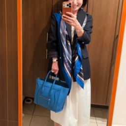長谷川さん_紺ブレx大判ストールで大人のきれいめ防寒コーディネート