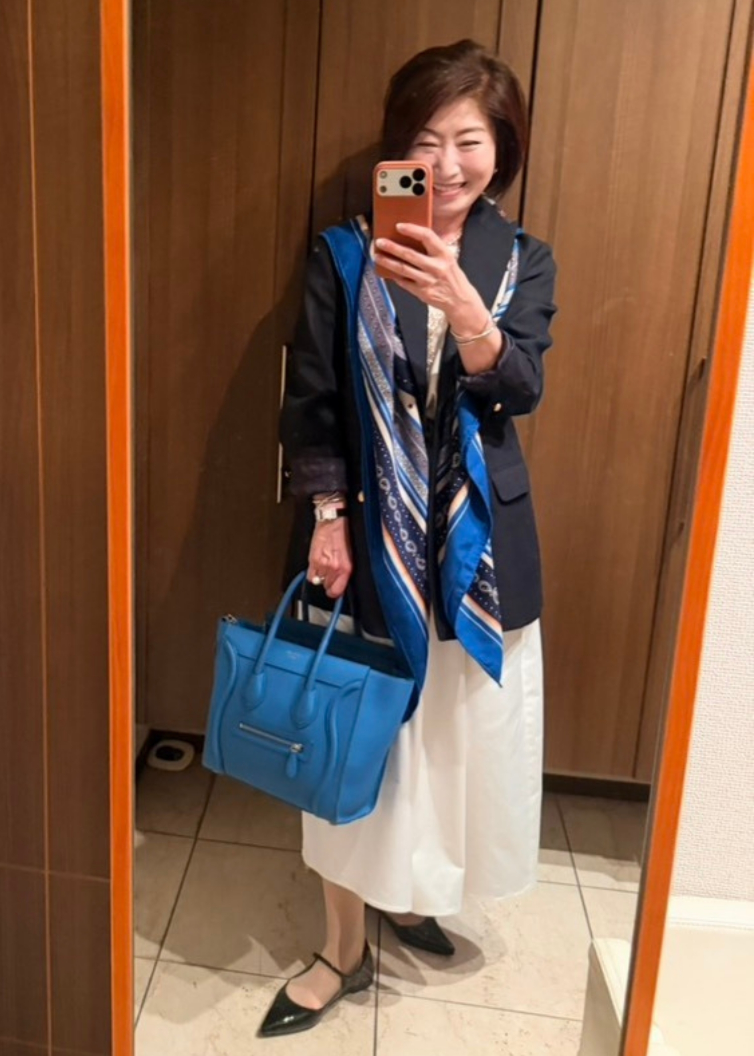長谷川さん_紺ブレx大判ストールで大人のきれいめ防寒コーディネート