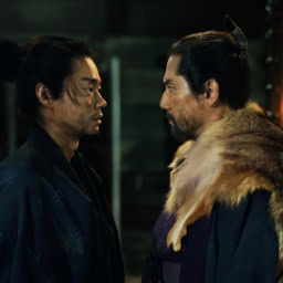 映画『黒牢城』より黒田官兵衛（菅田将暉）と荒木村重（本木雅弘）