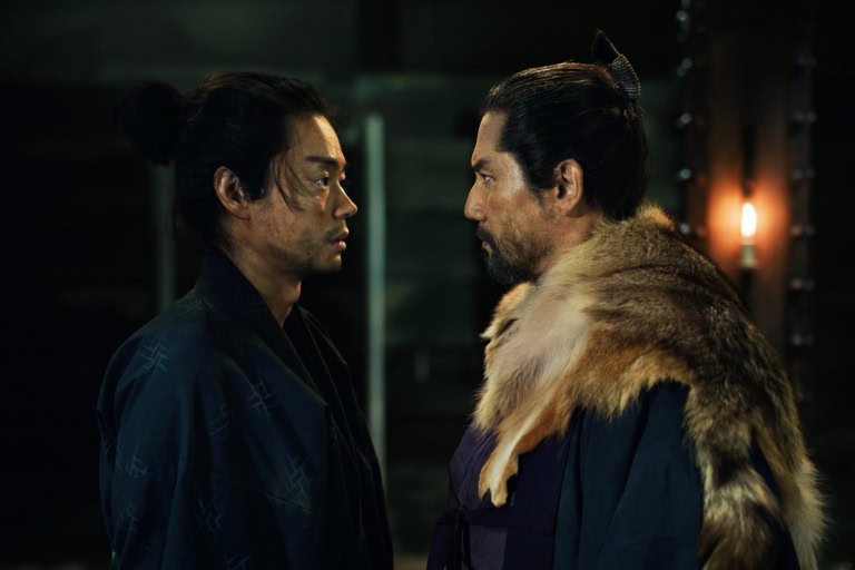 映画『黒牢城』より黒田官兵衛(菅田将暉)と荒木村重(本木雅弘)