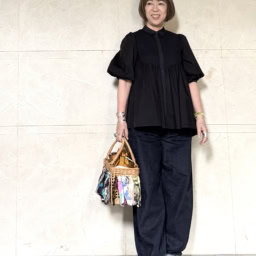 ブラウス：UNITED ARROWS デニムパンツ：Edition 靴：Paula Canovas del Vas アクセサリー全て：con ritmo 時計：Poiray