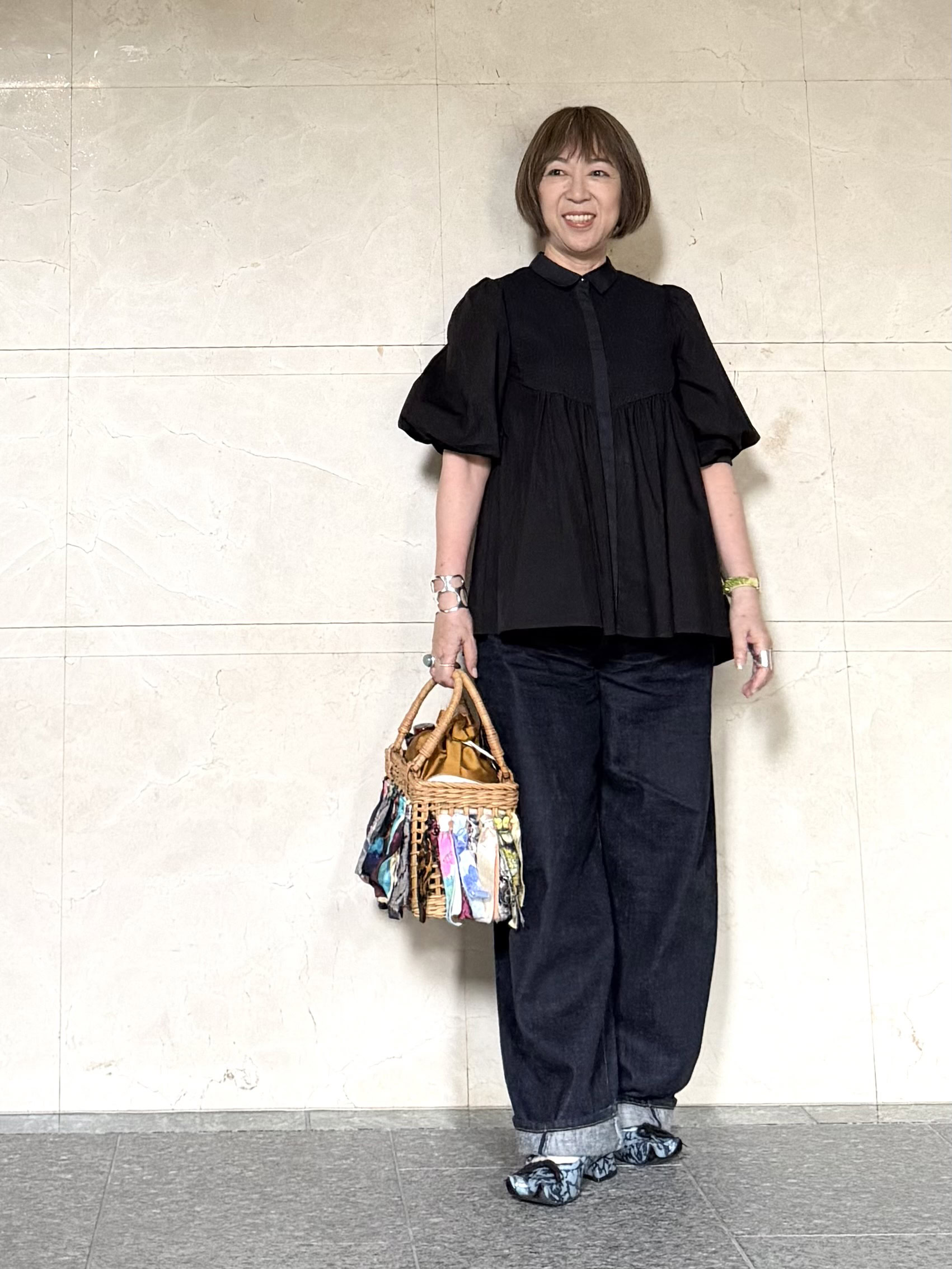 ブラウス：UNITED ARROWS デニムパンツ：Edition 靴：Paula Canovas del Vas アクセサリー全て：con ritmo 時計：Poiray