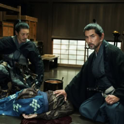 映画『黒牢城』より荒木村重（本木雅弘）と家臣の郡十右衛門（オダギリジョー）