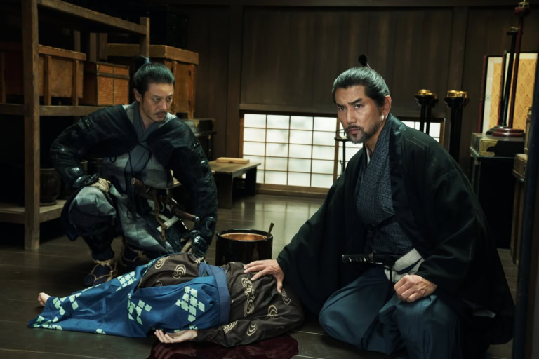 映画『黒牢城』より荒木村重(本木雅弘)と家臣の郡十右衛門(オダギリジョー)