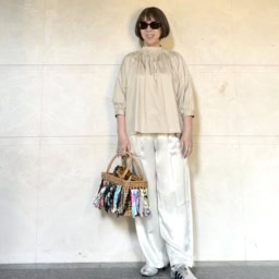 ブラウス：sure feel パンツ：venit スニーカー：adidas サングラス：DOUBLE LOVERS