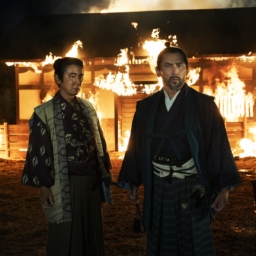 映画『黒牢城』より荒木村重（本木雅弘）と家臣・秋岡四郎介（ユースケ・サンタマリア）