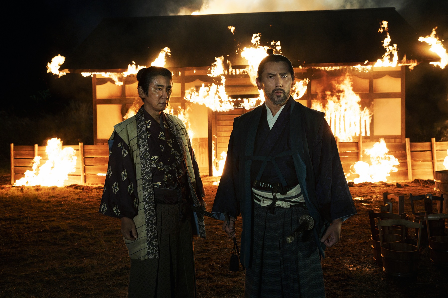 映画『黒牢城』より荒木村重（本木雅弘）と家臣・秋岡四郎介（ユースケ・サンタマリア）