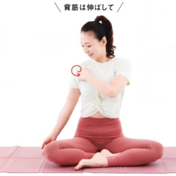 【2】拳で圧をかけながら、円を描くように30秒間ほぐす。反対側も同様に。