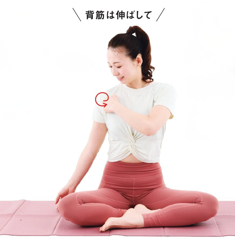 【2】拳で圧をかけながら、円を描くように30秒間ほぐす。反対側も同様に。