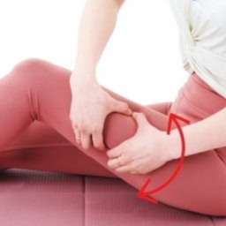 床に座り、片脚の膝を立てる。膝上から脚のつけ根までを3か所くらいに分け、太ももの外側を両手でつまみ、上下に揺らす。これを2回行う。反対側も同様に。
