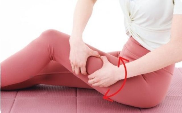 床に座り、片脚の膝を立てる。膝上から脚のつけ根までを3か所くらいに分け、太ももの外側を両手でつまみ、上下に揺らす。これを2回行う。反対側も同様に。