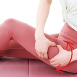 床に座り、片脚の膝を立てる。膝上から脚のつけ根までを3か所くらいに分け、太ももの外側を両手でつまみ、上下に揺らす。これを2回行う。反対側も同様に。