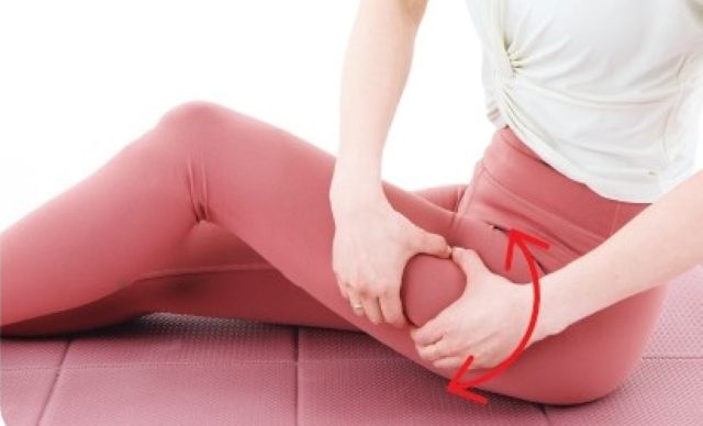 床に座り、片脚の膝を立てる。膝上から脚のつけ根までを3か所くらいに分け、太ももの外側を両手でつまみ、上下に揺らす。これを2回行う。反対側も同様に。