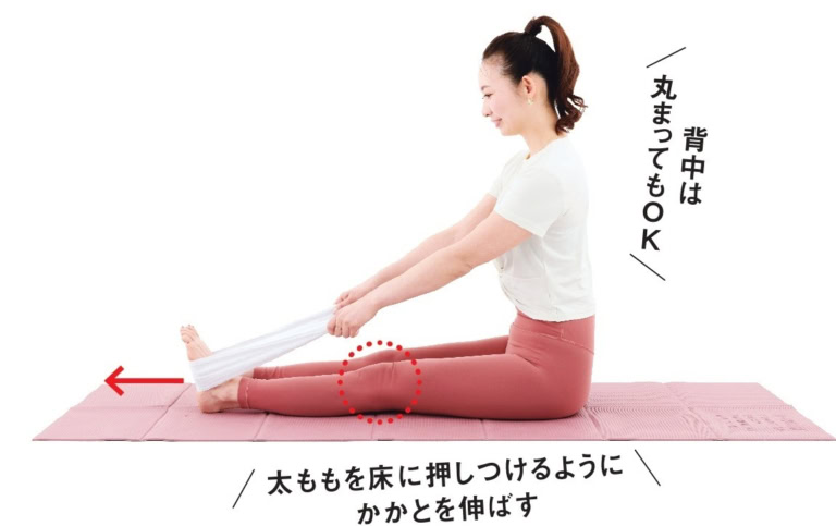【2】かかとをゆっくり床にすりながら、膝を伸ばして8秒間キープ。１に戻り、10回行う。反対側も同様に。