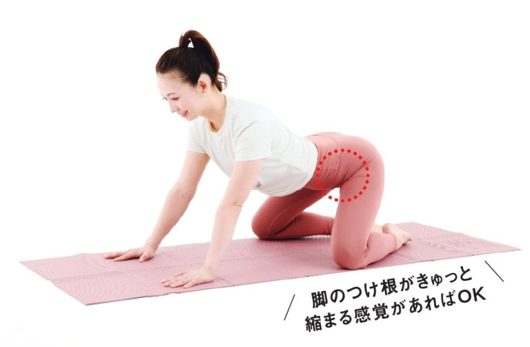 【2】息を吐きながら、お尻を後ろに引く。息を吸って、1に戻る。これを10回行う。