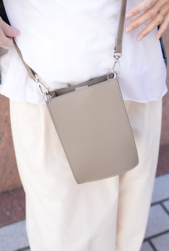 LOVST TOKYO_廃棄リンゴから作られたアップルレザーのショルダーバッグ