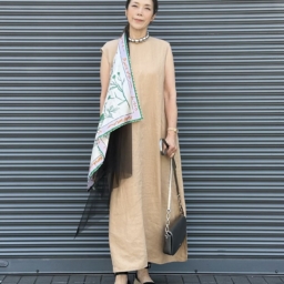 【コーデアイテム】 ワンピース: IENA ネックレス＆スカーフ: Manipurl（estnation） バッグ: Ralphlauren サンダル: ZARA