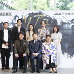 『リア王』出演者 前列左からグロスター伯爵役・村田雄浩さん、リア王役・中村芝翫さん、ゴネリル役・松下由樹さん。後列左から演出家・井上尊晶さん、エドマンド役・大野拓朗さん、リーガン役・朝月希和さん、エドガー役・三浦涼介さん、コーディリア役・井上小百合さん