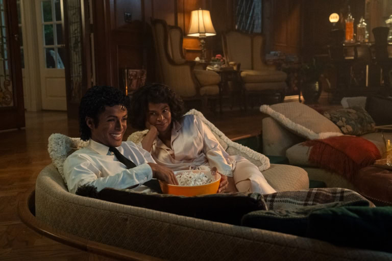 映画『Michael/マイケル』より母とテレビで映画を見ながらくつろぐマイケル