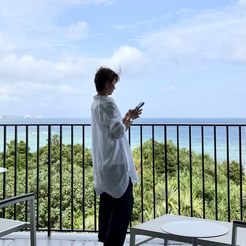 【50代旅ファッション】大人の夏旅は、楽ちんかつおしゃれに!近藤和子さんが週末沖縄旅行のコーディネートを公開!【沖縄3DAYSコーデ】