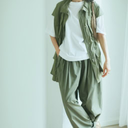 Tシャツ¥12,100／スローン（ザ ショップ スローン 神戸）、ノースリーブフィールドジャケット¥64,900、パンツ¥38,500／ともにロゥタス（ロゥタスカスタマーサービス）、バッグ¥28,600／SCUE、サンダル¥37,400／シーセイ（ともにアイネックス）、リング¥47,300／ディー シィー ビー（アッシュ・ペー・フランス）