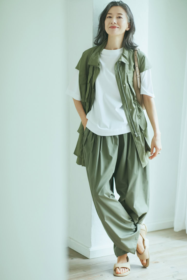 Tシャツ¥12,100/スローン(ザ ショップ スローン 神戸)、ノースリーブフィールドジャケット¥64,900、パンツ¥38,500/ともにロゥタス(ロゥタスカスタマーサービス)、バッグ¥28,600/SCUE、サンダル¥37,400/シーセイ(ともにアイネックス)、リング¥47,300/ディー シィー ビー(アッシュ・ペー・フランス)