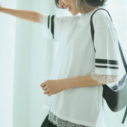 レーススリーブTシャツ¥18,700、パンツ¥35,200／ともにダブルスタンダードクロージング（フィルム）、バッグ¥31,900／バケット バゲージ（アイネックス）