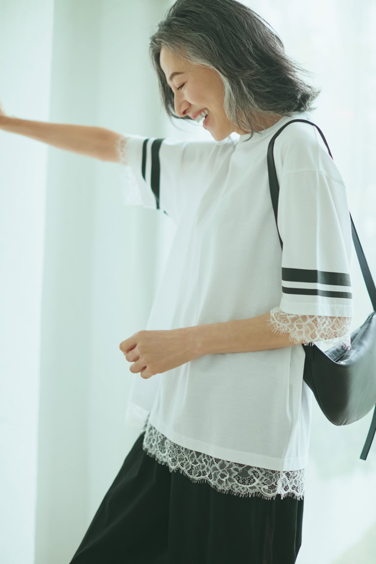 レーススリーブTシャツ¥18,700、パンツ¥35,200/ともにダブルスタンダードクロージング(フィルム)、バッグ¥31,900/バケット バゲージ(アイネックス)
