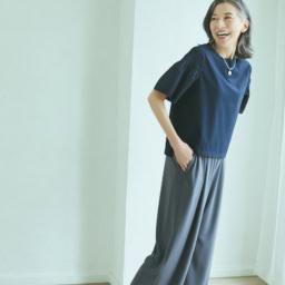 袖フリルシャツ¥15,400、パンツ¥19,800／ともにニューヨーカー（ダイドーフォワード）、ネックレス¥45,100／ジェム・キングダム（アッシュ・ペー・フランス）、靴¥36,300／シーセイ（アイネックス）
