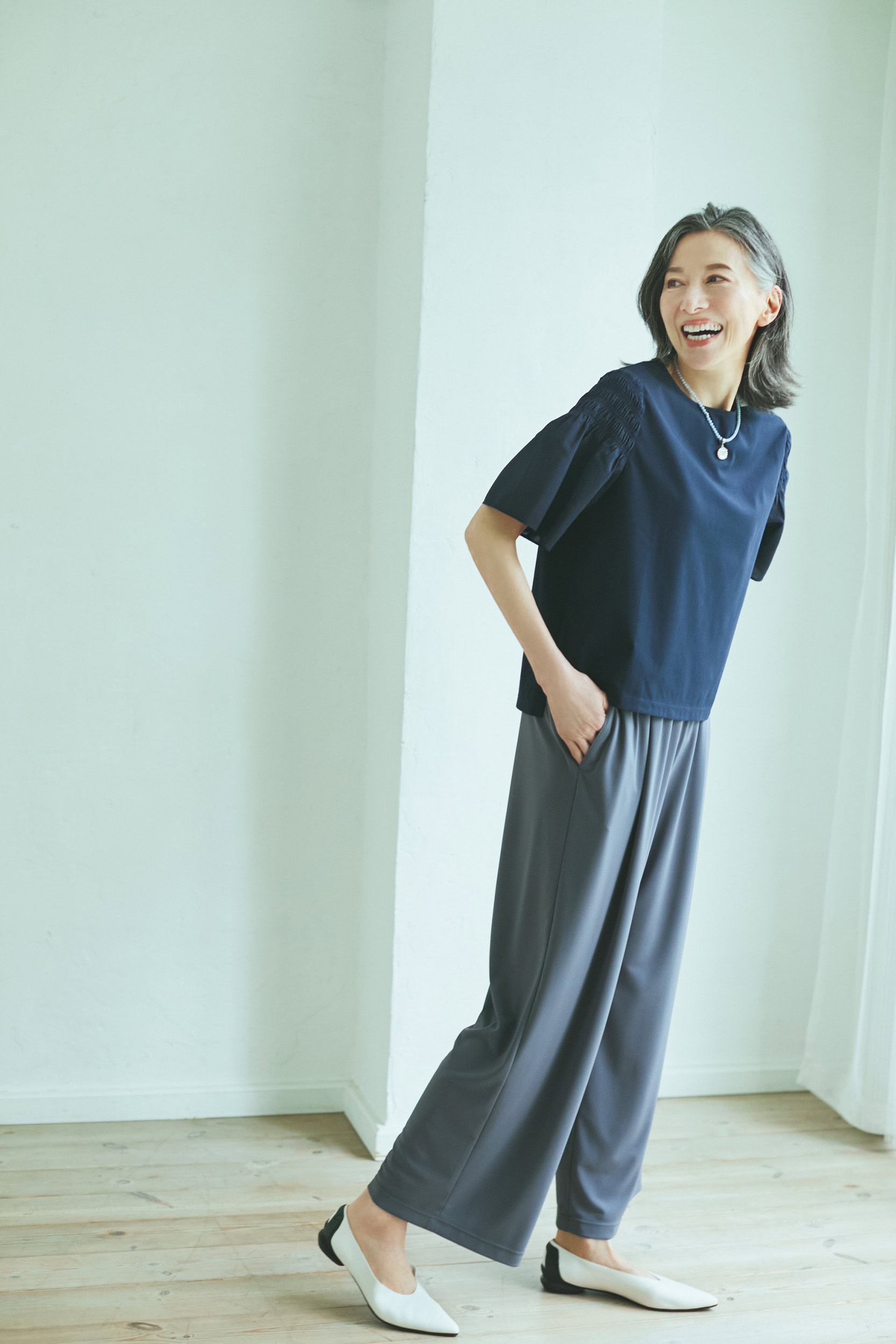 袖フリルシャツ¥15,400、パンツ¥19,800／ともにニューヨーカー（ダイドーフォワード）、ネックレス¥45,100／ジェム・キングダム（アッシュ・ペー・フランス）、靴¥36,300／シーセイ（アイネックス）