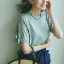 Tシャツ¥15,400、パンツ¥29,700、ネックレス¥16,500、バッグ¥14,300／すべてハリス（金万）
