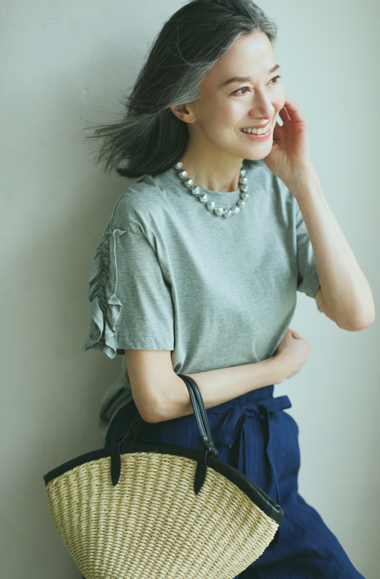 Tシャツ¥15,400、パンツ¥29,700、ネックレス¥16,500、バッグ¥14,300/すべてハリス(金万)