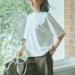 Tシャツ¥26,400※6月発売予定、パンツ¥41,800／ともにセオリーリュクス（リンク・セオリー・ジャパン）、 バッグ¥35,800／バケットバゲージ、ストール¥25, 300／アソース メレ（ともにアイネックス）