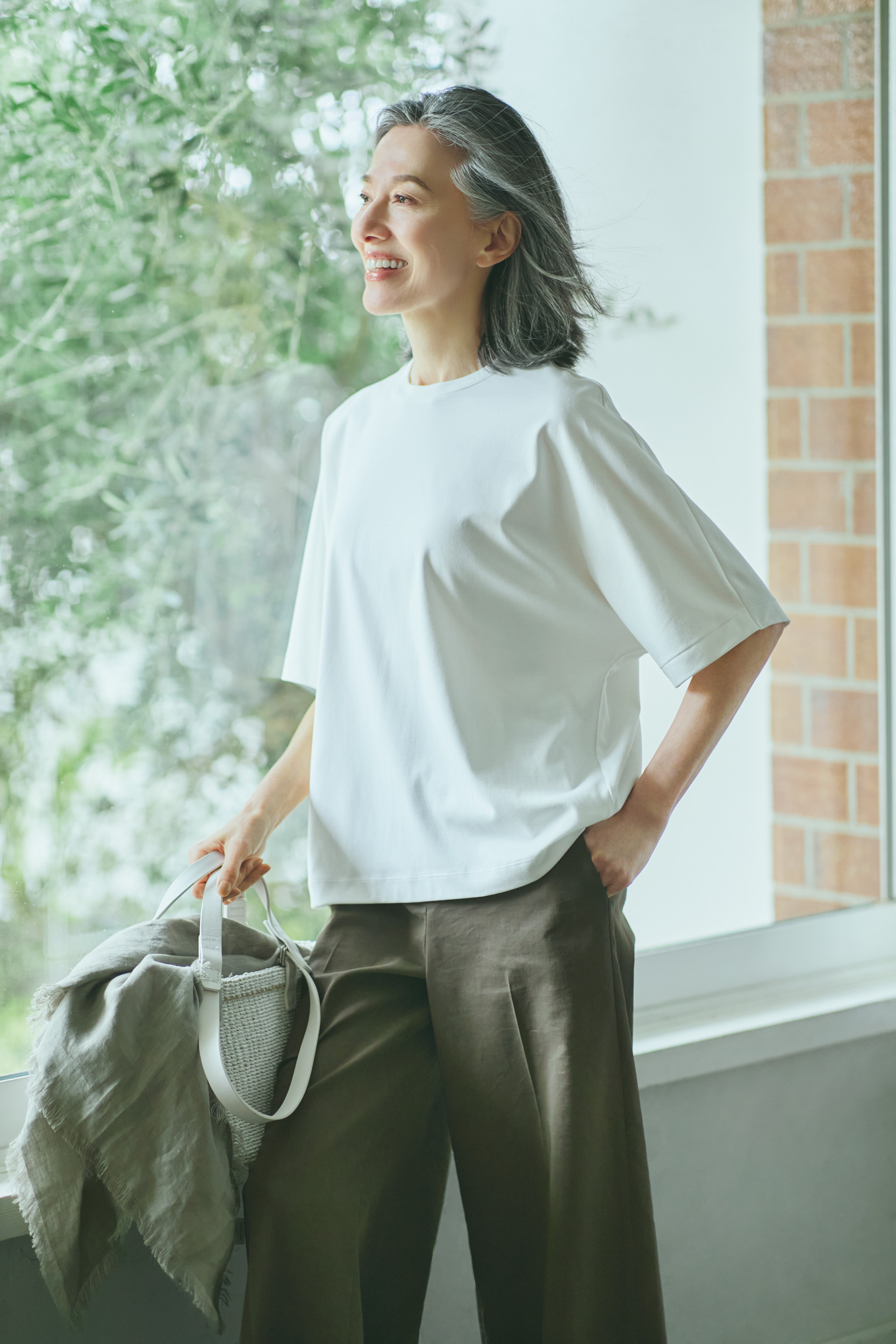 Tシャツ¥26,400※6月発売予定、パンツ¥41,800／ともにセオリーリュクス（リンク・セオリー・ジャパン）、 バッグ¥35,800／バケットバゲージ、ストール¥25, 300／アソース メレ（ともにアイネックス）