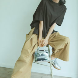 Tシャツ¥19,800、パンツ¥37,400／ともにコグ ザ ビッグスモーク、スニーカー¥39,600／アロハス、バッグ¥82,500／ジャック・ル・コー（ともにアッシュ・ペー・フランス）、サングラス¥6,600／ハリス（金万）