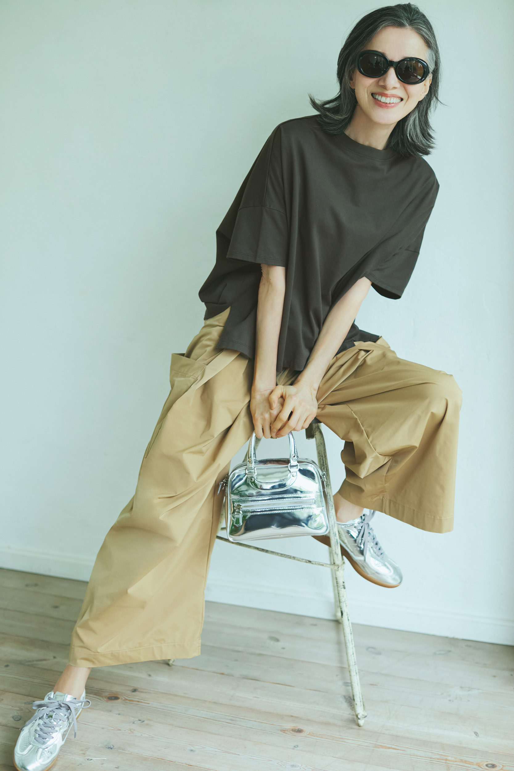Tシャツ¥19,800、パンツ¥37,400/ともにコグ ザ ビッグスモーク、スニーカー¥39,600/アロハス、バッグ¥82,500/ジャック・ル・コー(ともにアッシュ・ペー・フランス)、サングラス¥6,600/ハリス(金万)