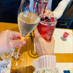 表参道駅近くにあるイタリア料理の名店「TRATTORIA庭」で乾杯