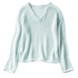 ニット¥22,000／バナナ・リパブリック