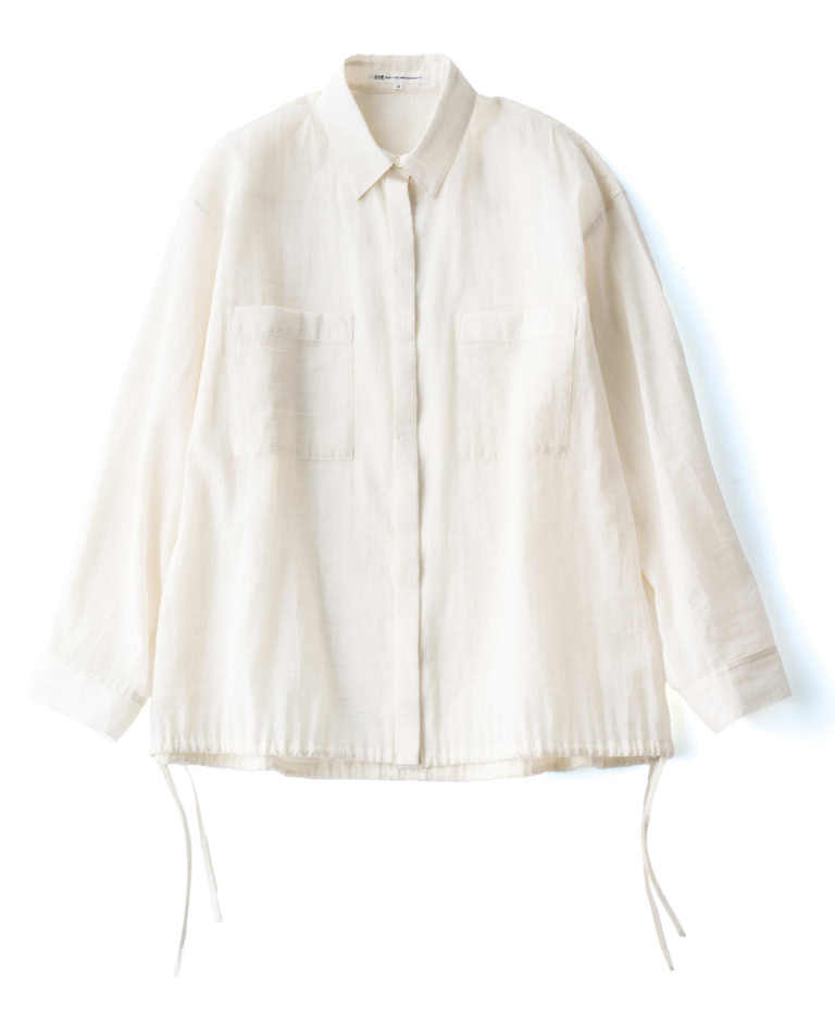 シャツ¥20,900/23区(オンワード樫山 お客様相談室)