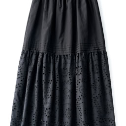 スカート¥25,960／23区（オンワード樫山 お客様相談室）