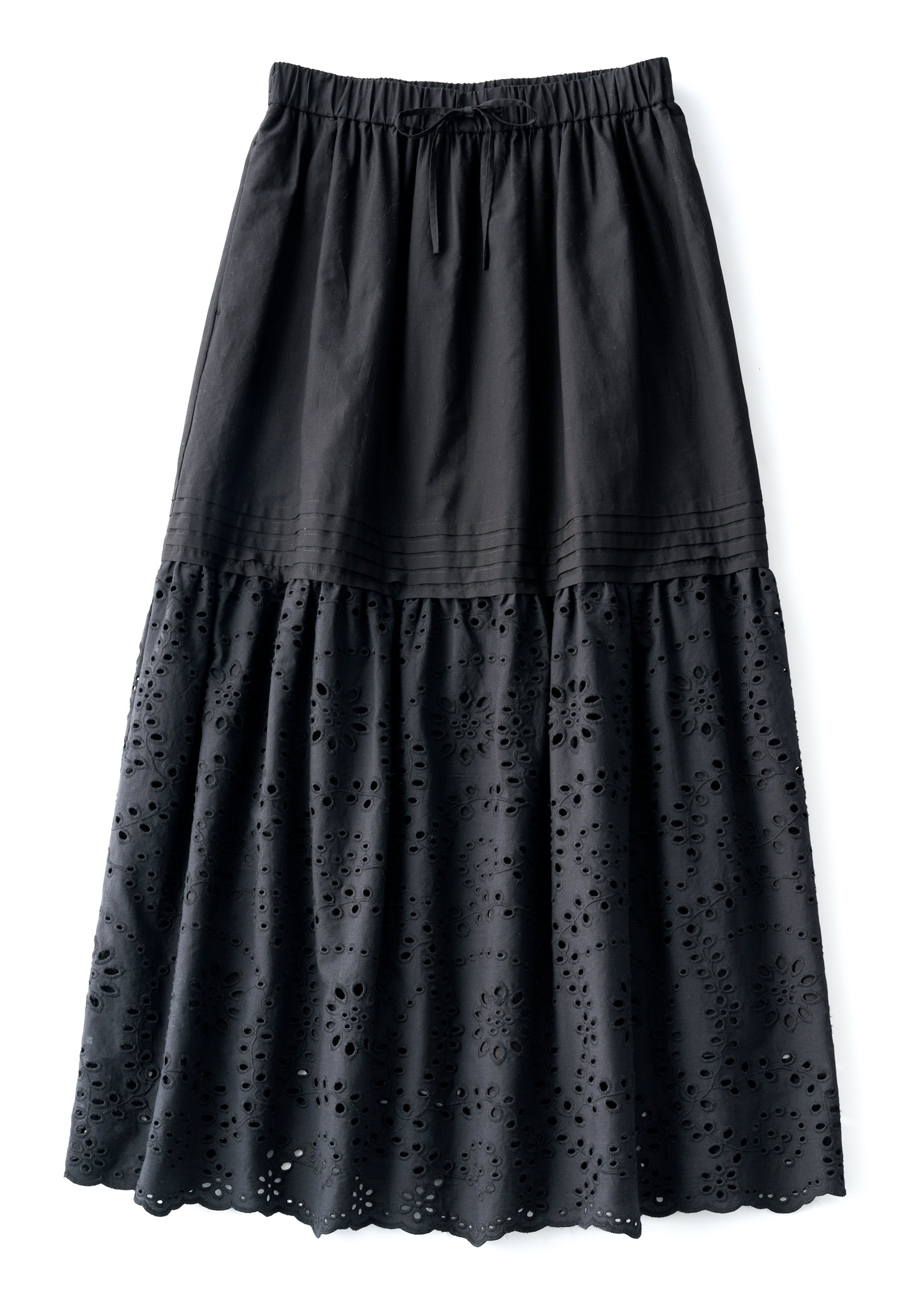 スカート¥25,960／23区（オンワード樫山 お客様相談室）