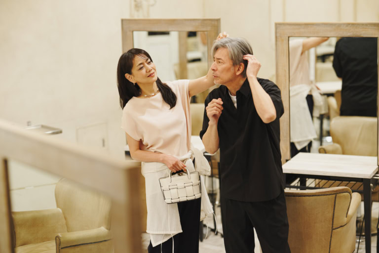 ピアス ¥39,600、ネックレス ¥38,500 /ともにプラウ 【夫】シャツ¥1,990、Tシャツ¥990、パンツ¥2,990/すべてジーユー