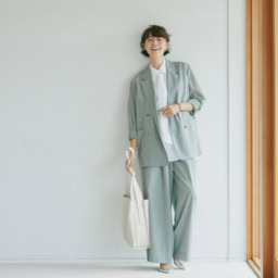 ジャケット¥69,300、パンツ¥53,900／ともにエブール（リトルリーグ インク）、シャツ¥35,200／デパリエ（デパリエ 伊勢丹新宿店）、ピアス¥75,900、ブレスレット¥105,600／ともにヒロタカ（ヒロタカ 表参道ヒルズ）、バッグ¥69,300／ジャンニ キアリーニ（ジャンニ キアリーニ 銀座店）、靴¥59,400／ペリーコ（アマン）