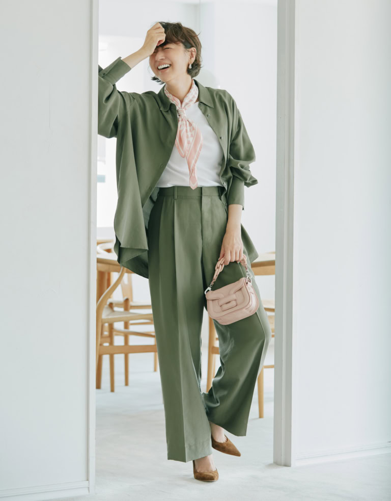 シャツ¥71,500、パンツ¥74,800／ともにカオス（カオス表参道）、カットソー¥25,300／ブラミンク（ブラミンク トーキョー）、スカーフ¥39,600／ファリエロ サルティ（エリオポール代官山）、ピアス¥71,900／トムウッド（トムウッド 青山店）、バッグ¥157,300／ピエール アルディ（ピエール アルディ 東京）、靴¥119,900／ジャンヴィト ロッシ（ジャンヴィト ロッシ ジャパン カスタマーサービス）