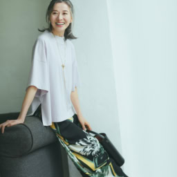コンパクトジャージTシャツ¥26,400、プリントパンツ¥59,400、ホースチョーカーネックレス¥18,700／すべてアドーア、バッグ¥30,800／SCUE、サンダル¥37,400／シーセイ（ともにアイネックス）