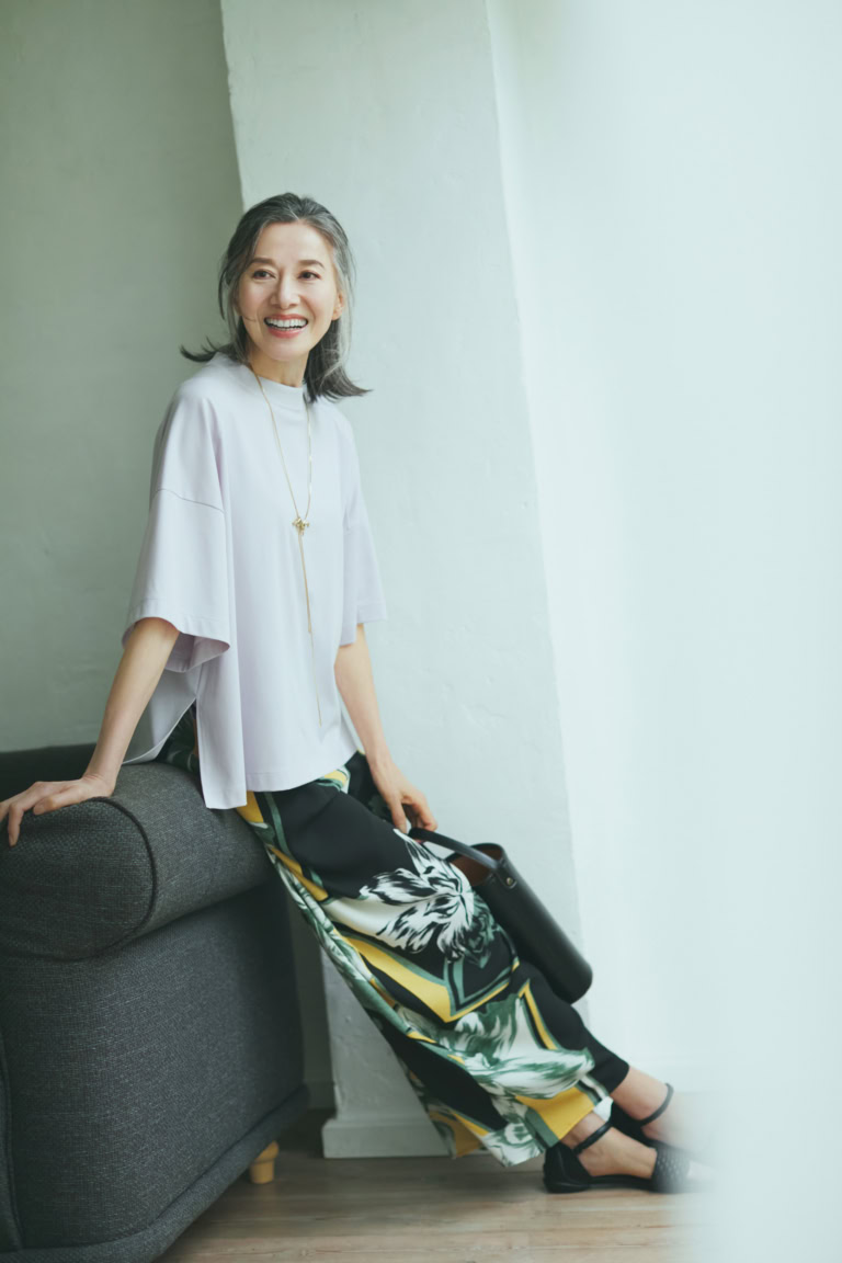 コンパクトジャージTシャツ¥26,400、プリントパンツ¥59,400、ホースチョーカーネックレス¥18,700/すべてアドーア、バッグ¥30,800/SCUE、サンダル¥37,400/シーセイ(ともにアイネックス)