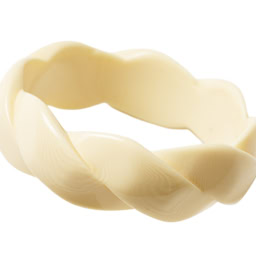 バングル¥4,860／アビステ