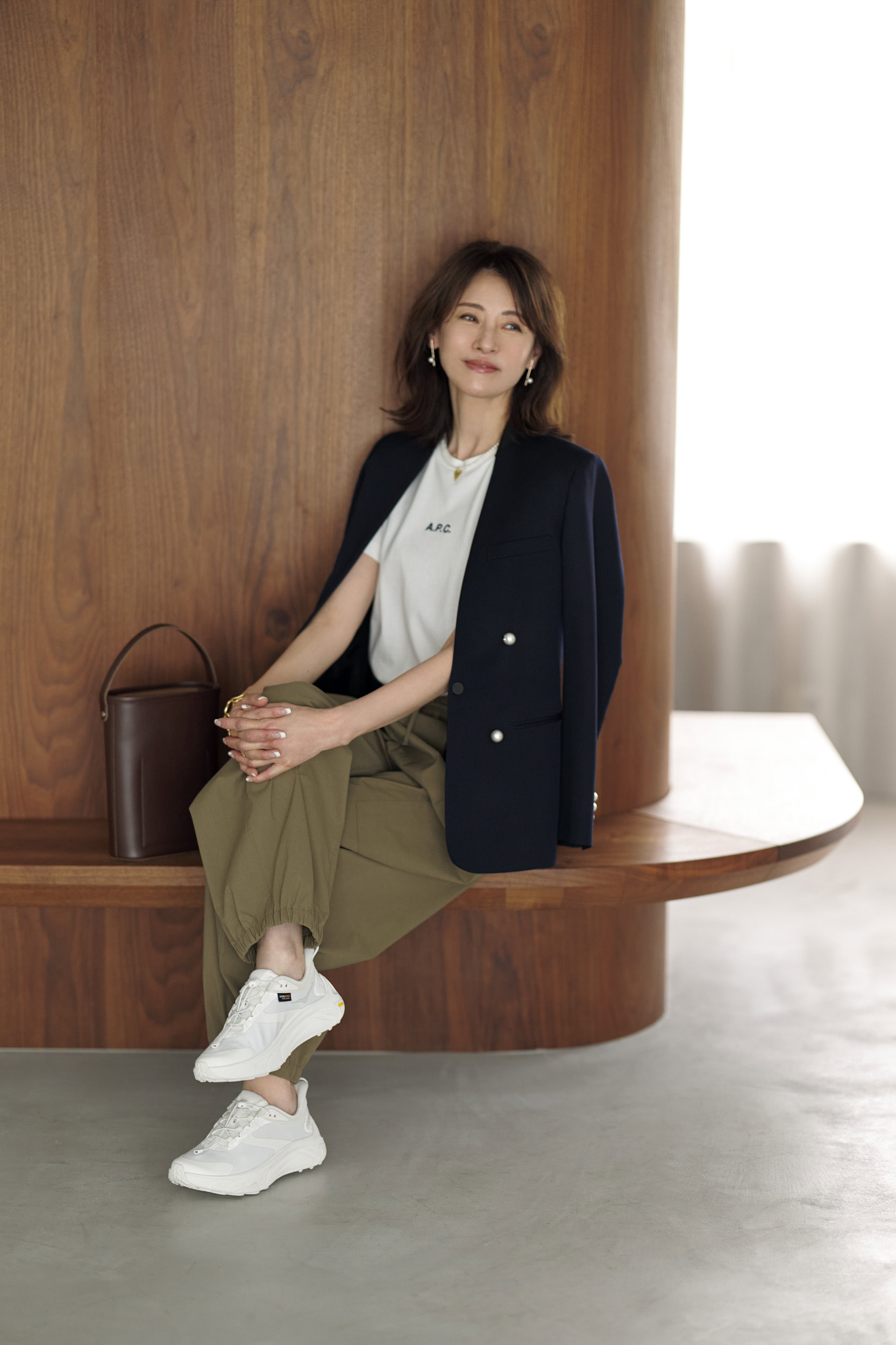 スニーカー¥22,000／ホカ®（デッカーズジャパン）、ジャケット¥66,000／チノ ブラックフォーマル（モールド）、Tシャツ¥17,600／アーペーセー×フリークス ストア（フリークス ストア渋谷）、パンツ¥13,000／プラステ、バッグ¥30,800／スキュー（アイネックス）、ピアス¥8,800／アビステ、ネックレス¥19,800／シルコ（アッシュ・ペー・フランス）、ブレスレット¥72,160／フェルセラ、リング¥15,620／ピニャッタ（ともにズットホリック）