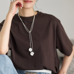 ラリエット¥15,400、ピアス¥14,300／ともにツル バイ マリコ オイカワ、Tシャツ¥12,100／エス（sense）、デニムパンツ¥9,990／ギャップ