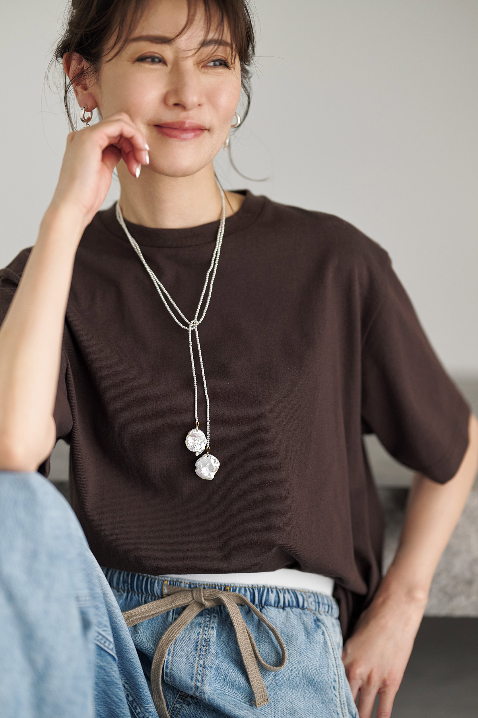 ラリエット¥15,400、ピアス¥14,300／ともにツル バイ マリコ オイカワ、Tシャツ¥12,100／エス（sense）、デニムパンツ¥9,990／ギャップ